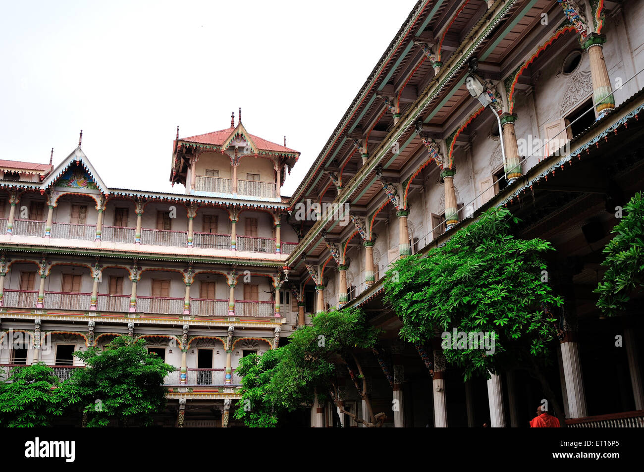 Colonne di legno con intagli Swami Narayan Temple Kalupur Ahmedabad Gujarat India Asia Foto Stock