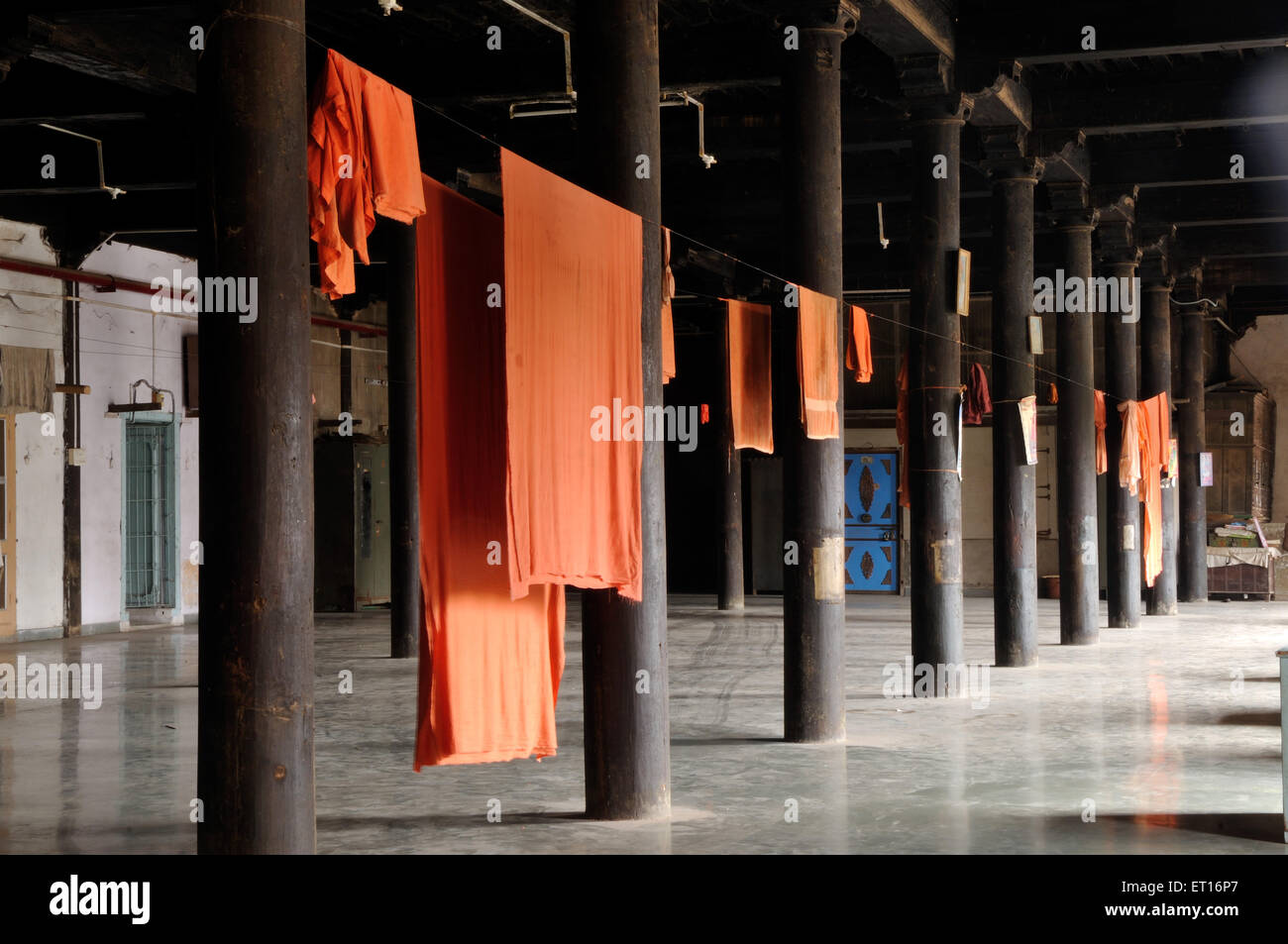 Colonne di legno Swami Narayan Temple Kalupur Ahmedabad Gujarat India Asia Foto Stock