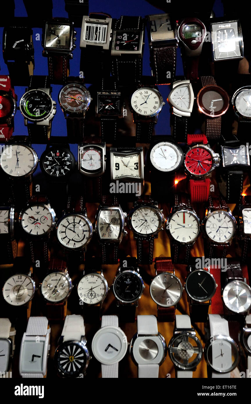 Un assortimento di collezione di orologi da polso Ahmedabad Gujarat India Asia Foto Stock