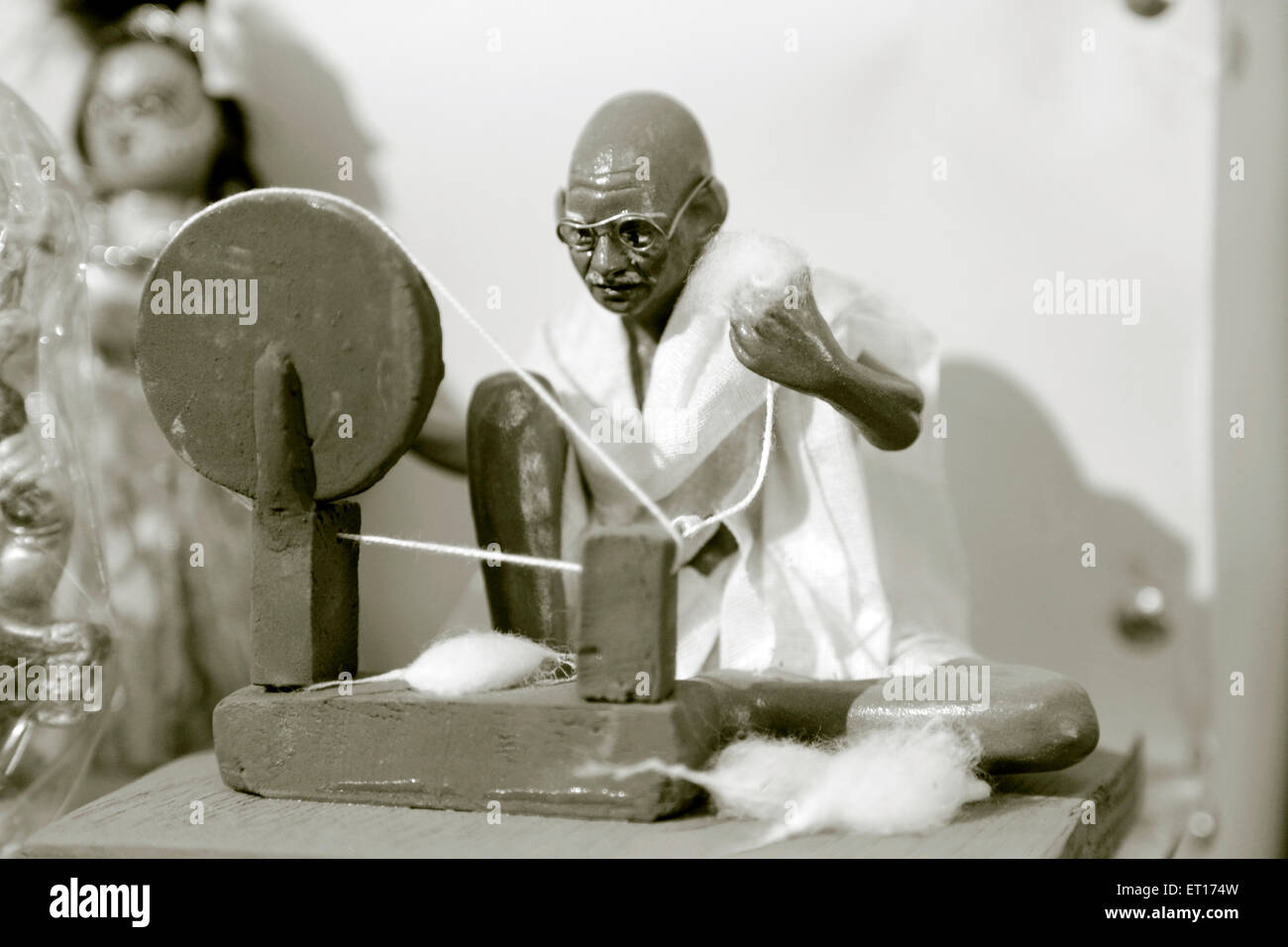 Statua del Mahatma Gandhi lavorando su Charkha Maharashtra India Asia Foto Stock