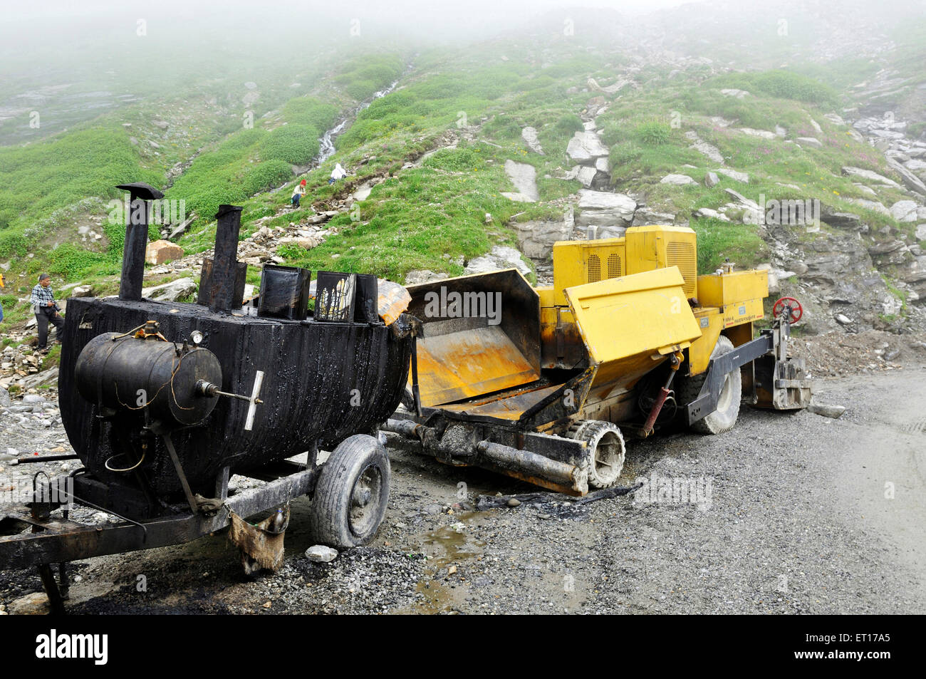 Asfalto lastricatore macchina su Manali Rohtang Pass Himachal Pradesh India Asia Foto Stock