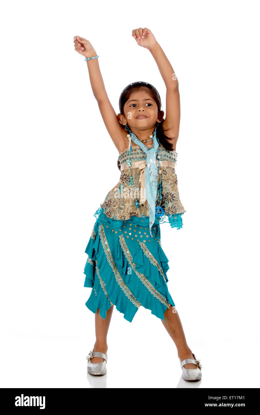 Indian Baby girl bambino in vestito blu danza su sfondo bianco - signor#736M Foto Stock