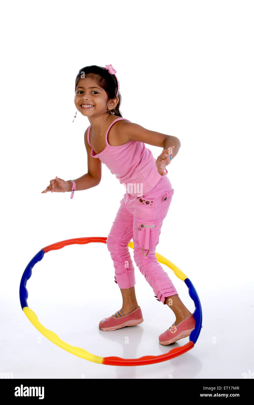 Ragazza che gioca con hula hoop esercizio anello su sfondo bianco signor#736M Foto Stock
