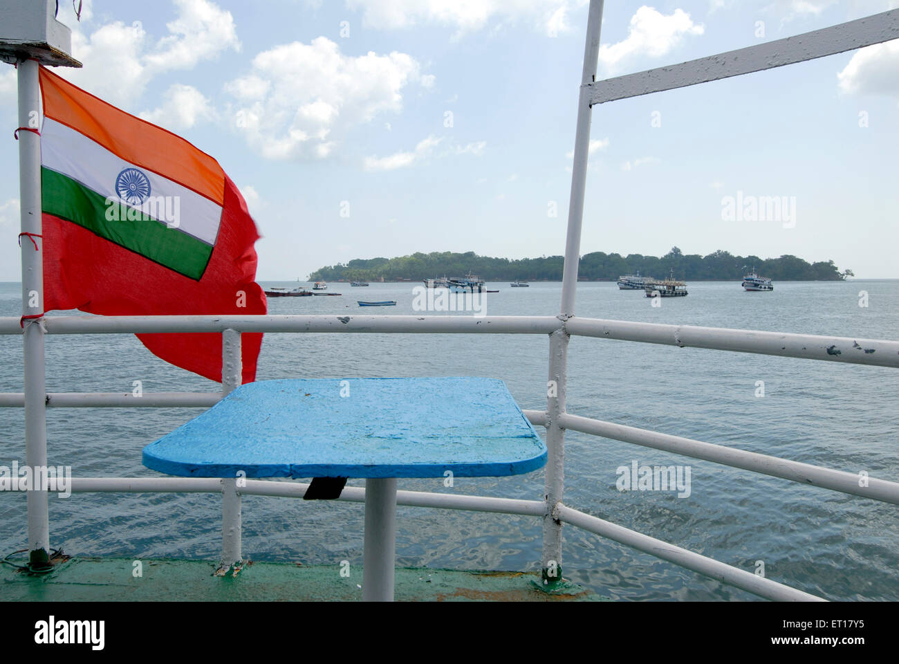 Modulo visualizzazione Neil barca isole con bandiera indiana ; Isole Andaman ; Baia del Bengala ; India Ottobre 2008 Foto Stock