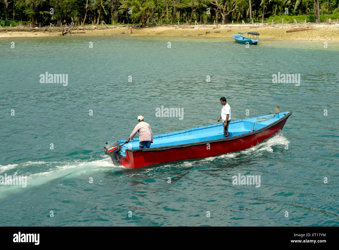 Barcaioli in barca vicino a Ross Island Andaman e Nicobar Baia del Bengala India Ottobre 2008 Foto Stock