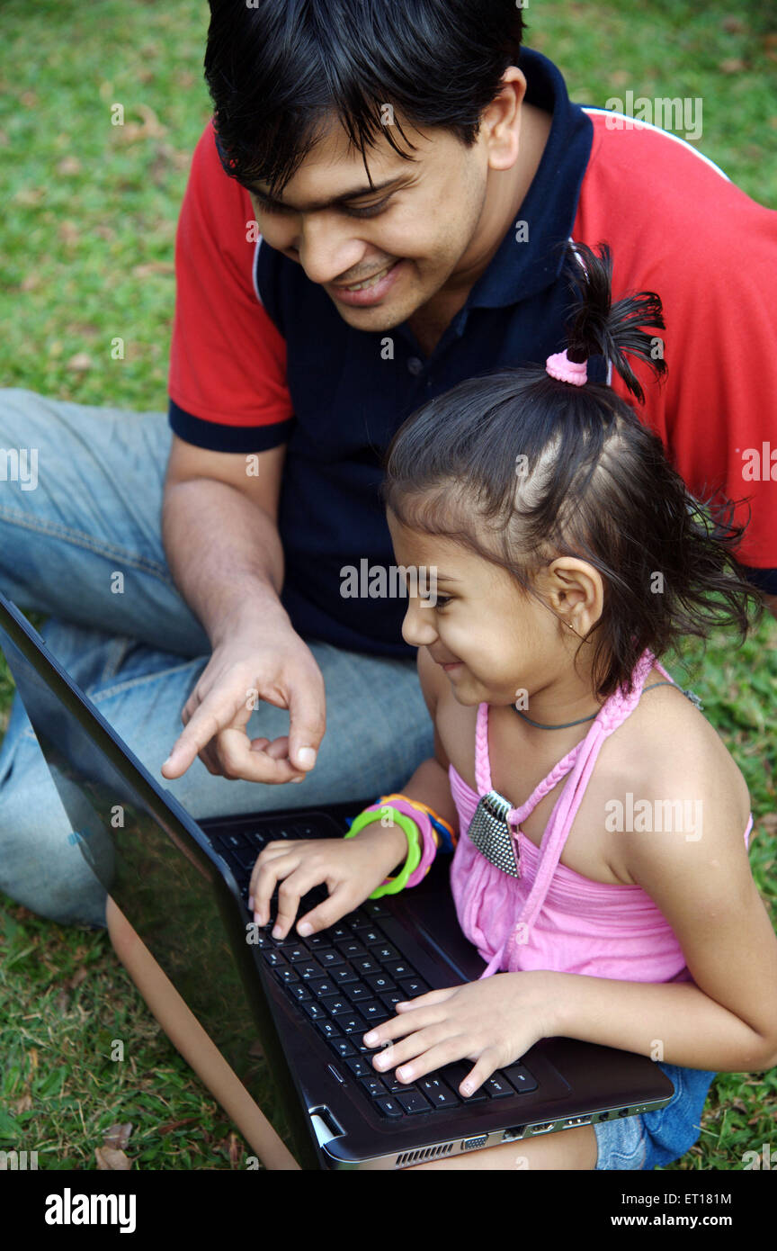 Padre insegnamento computer portatile alla figlia signor#736J&L Foto Stock