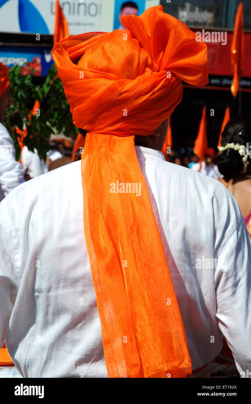 Uomo che indossa zafferano turban Mumbai Maharashtra India Asia Foto Stock