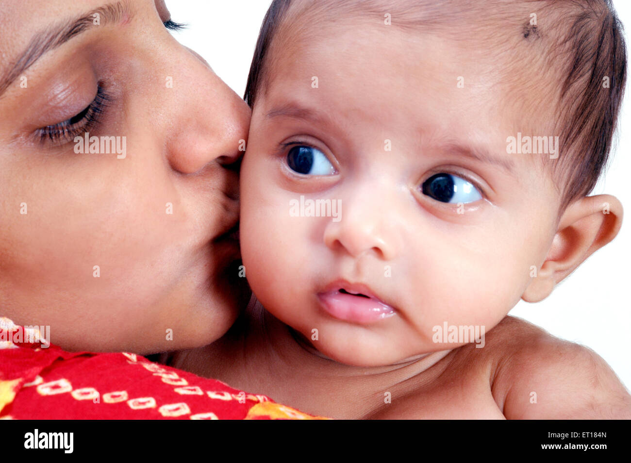 Madre indiana kissing baby bambino guance sfondo bianco - signor#736k&la - rmm 179691 Foto Stock