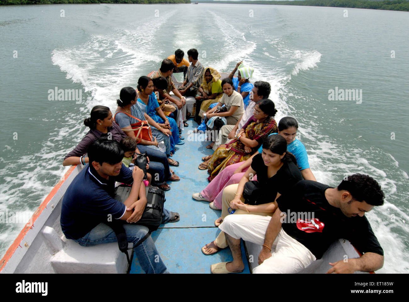 I visitatori che viaggiano in piccola barca ; Isole Andaman ; Baia del Bengala ; India Foto Stock