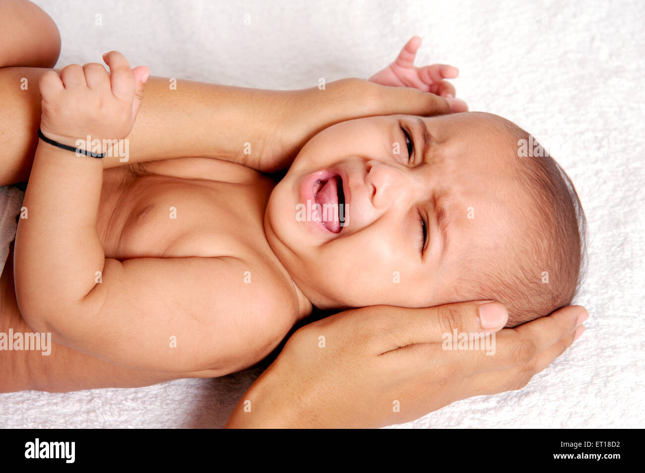 Indian baby testa di pianto protetti da madri mano signor#736la onorevole#736K Foto Stock