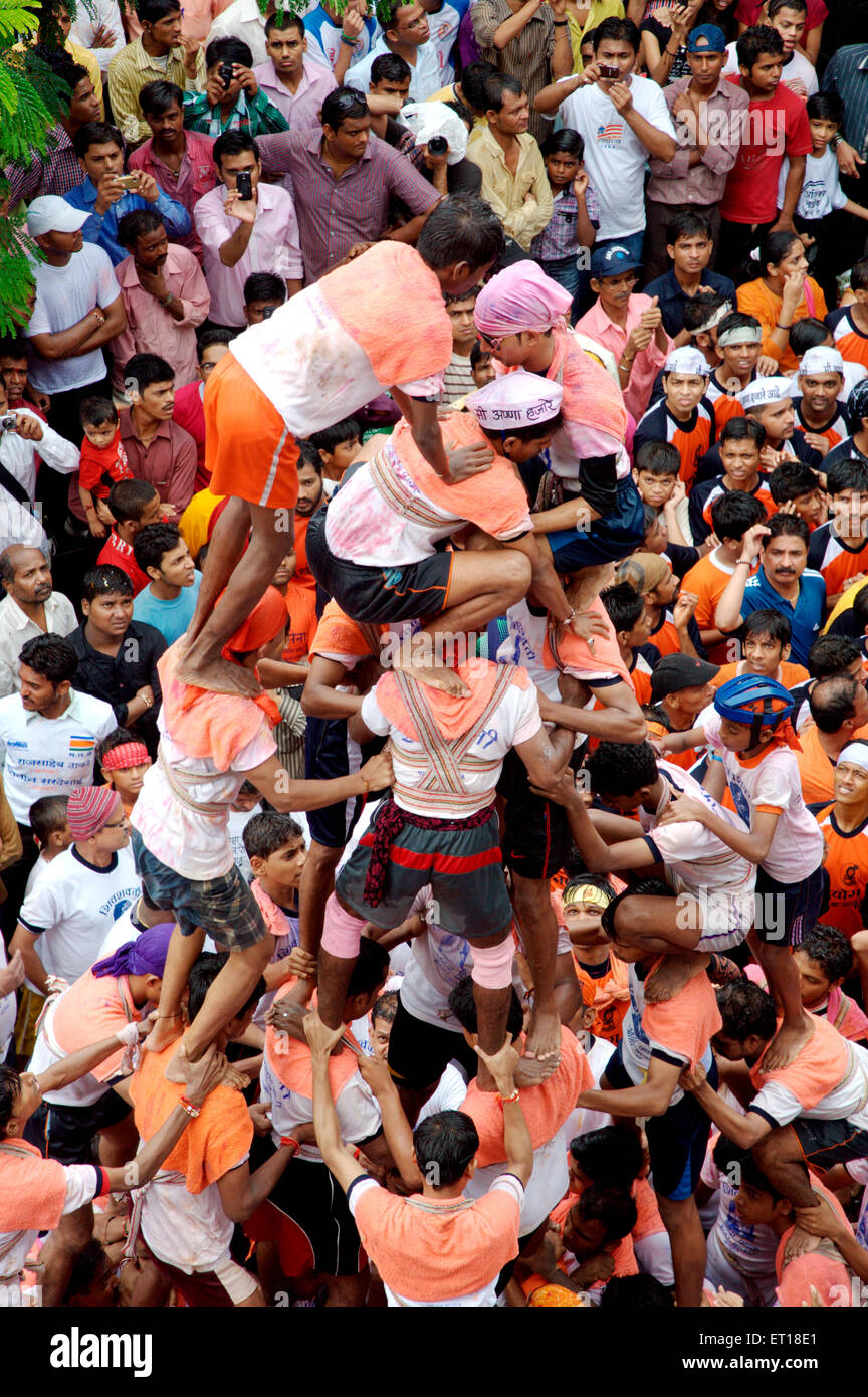 Piramide umana cercando di rompere dahi handi Mumbai India Maharashtra 2011 Foto Stock