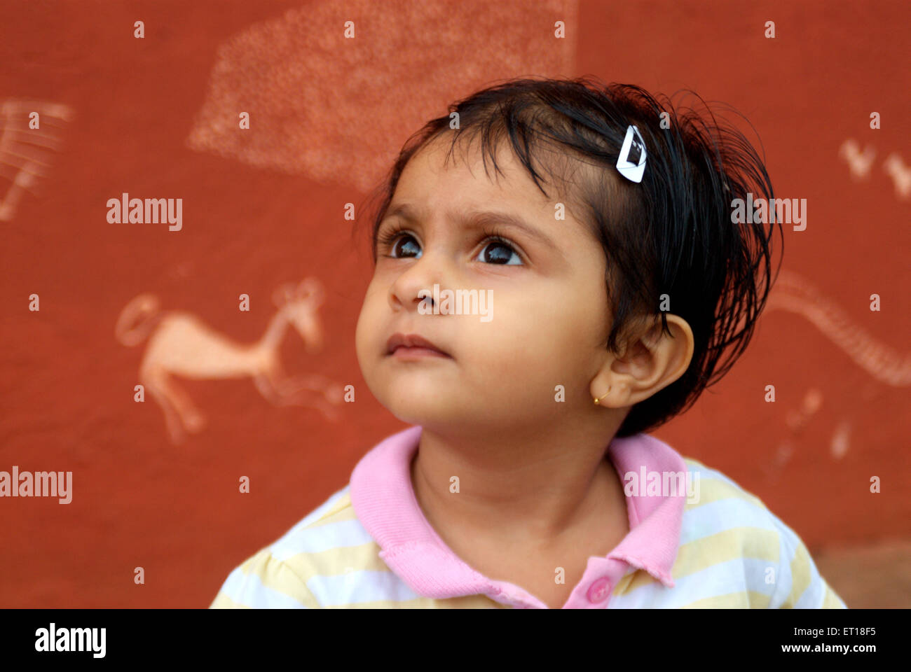 Baby cercando legati i capelli con clip signor#364 Foto Stock
