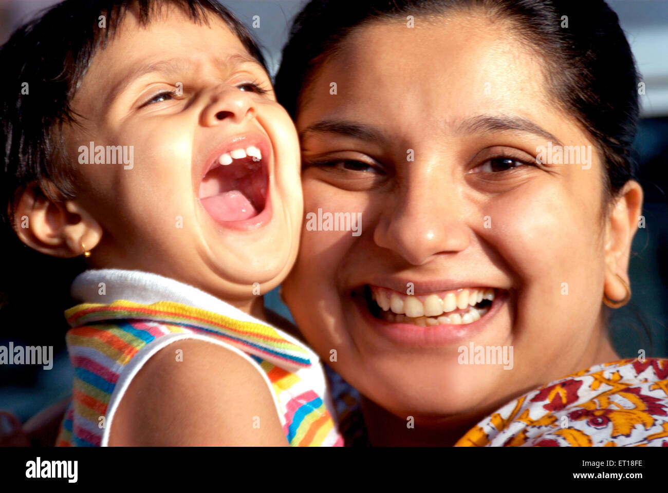 Indian madre e bambino guance toccando ridere - signor#364 - 179788 rmm Foto Stock