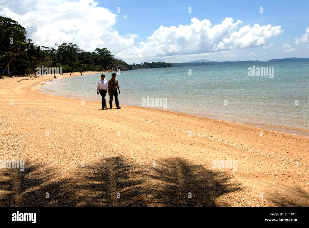 Giovane a piedi, Radhanagar beach, Havelock Island, Andaman e Nicobar, India, signor#736J&K Foto Stock