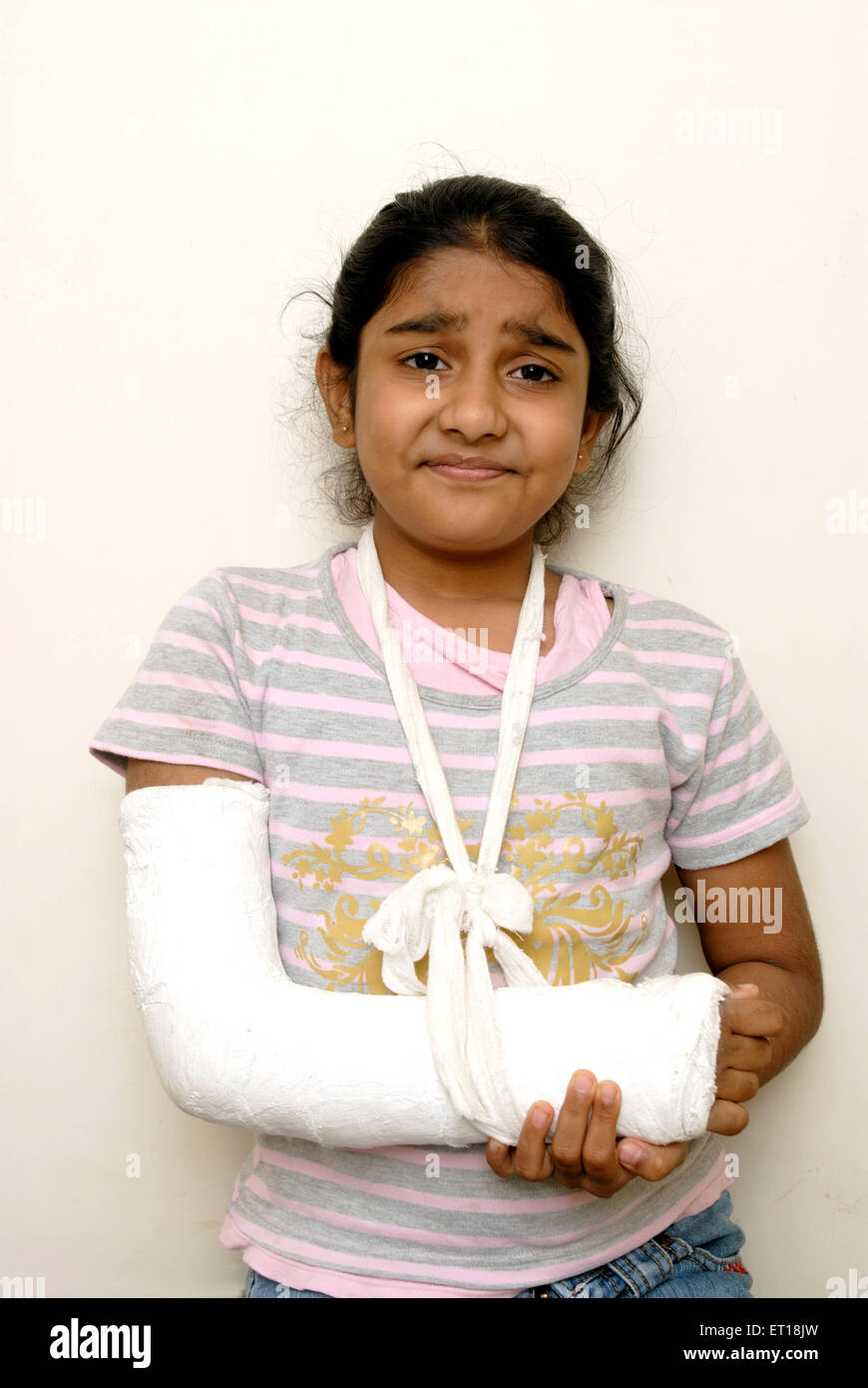 Indian giovane ragazza mano frattura di gesso India Signor#152 Foto Stock