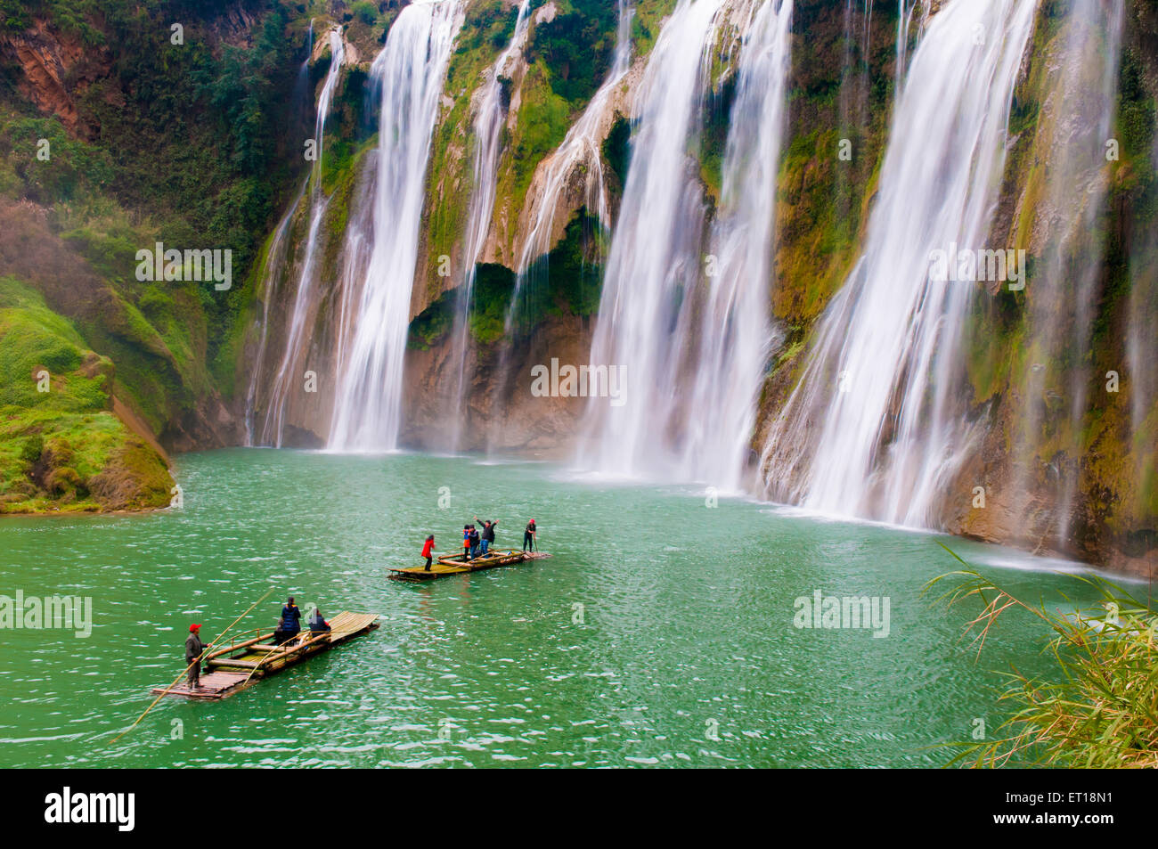 Turisti visitano Jiulong cascata in Luoping, Cina Foto Stock