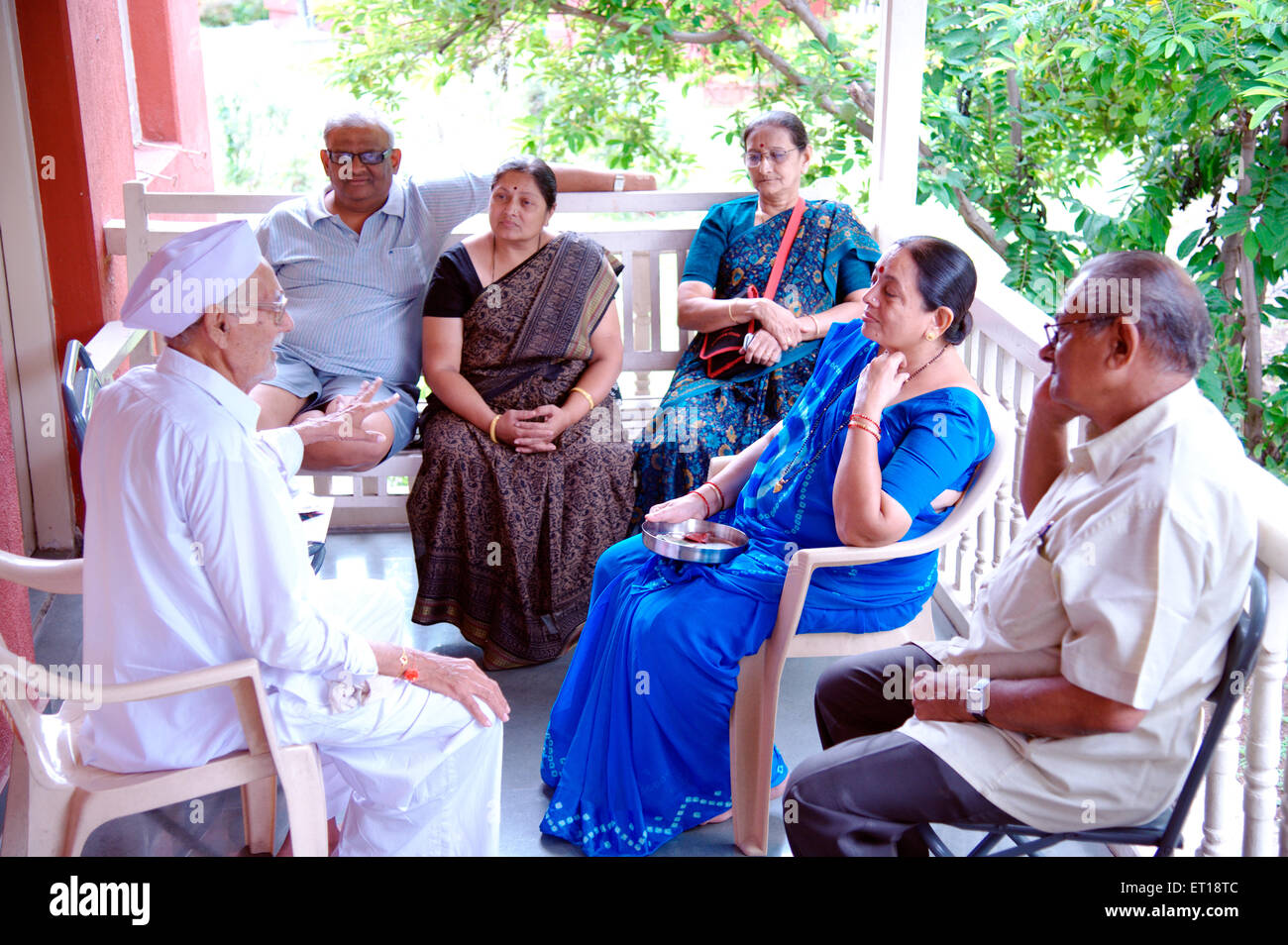 Famiglia anziani casa di discussione balcone India indiano MR#364 Foto Stock