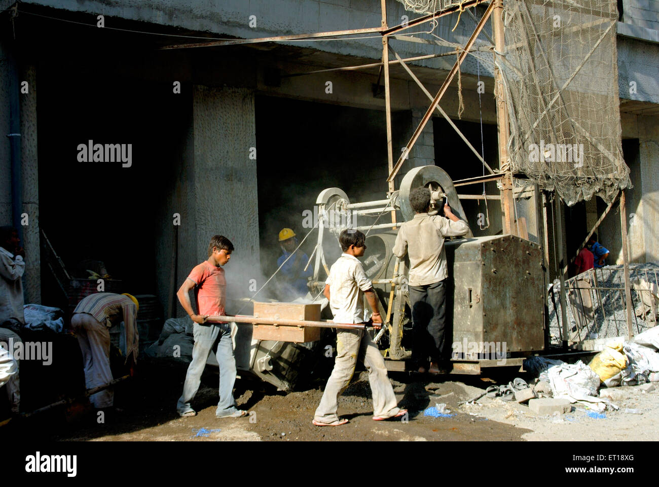 Lavoratori che lavorano alla costruzione di edifici, Bombay, Mumbai, Maharashtra, India Foto Stock