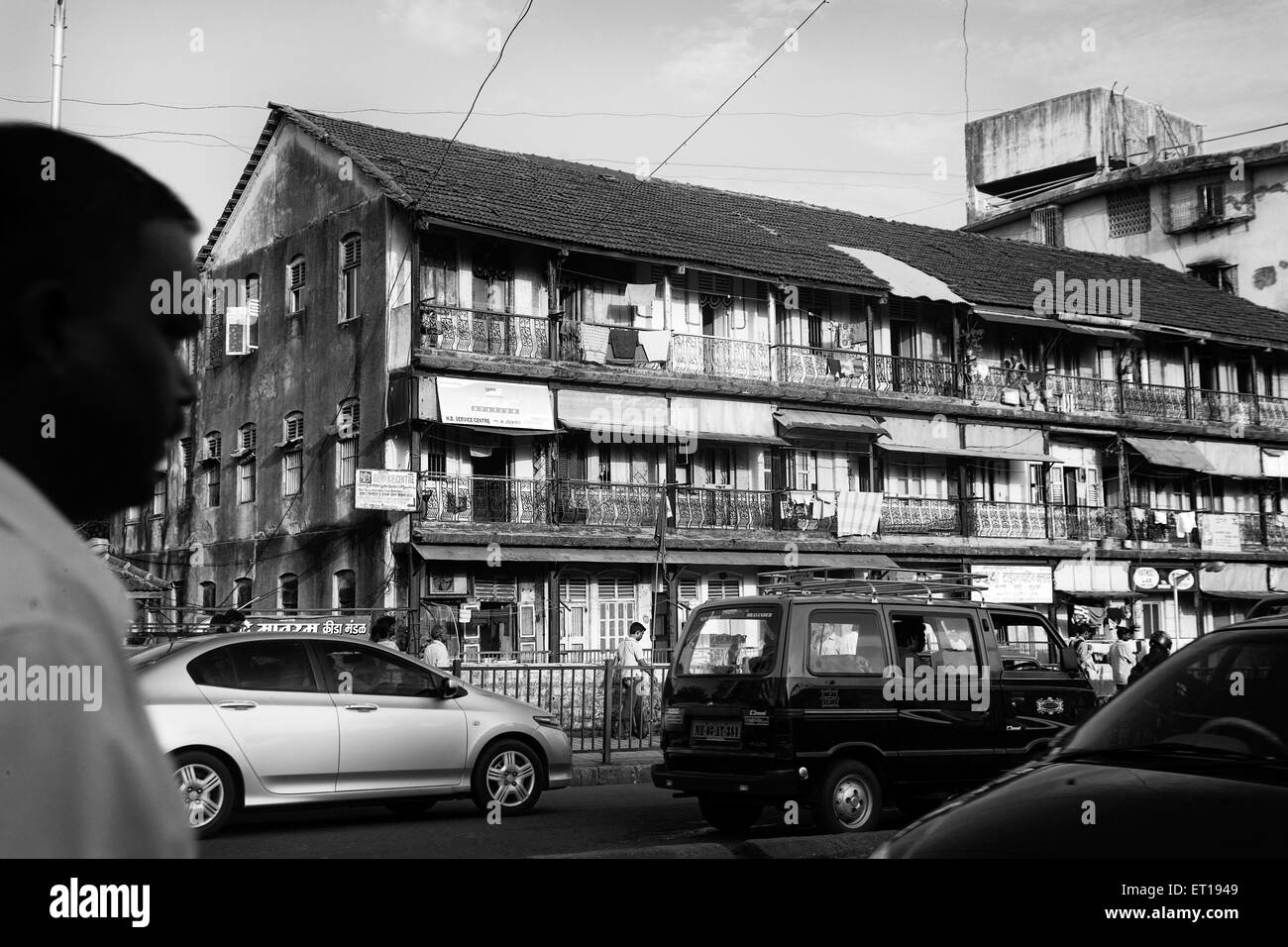 Vecchio edificio con traffico ; bassa Parel ; Bombay ; Mumbai ; Maharashtra ; India Foto Stock