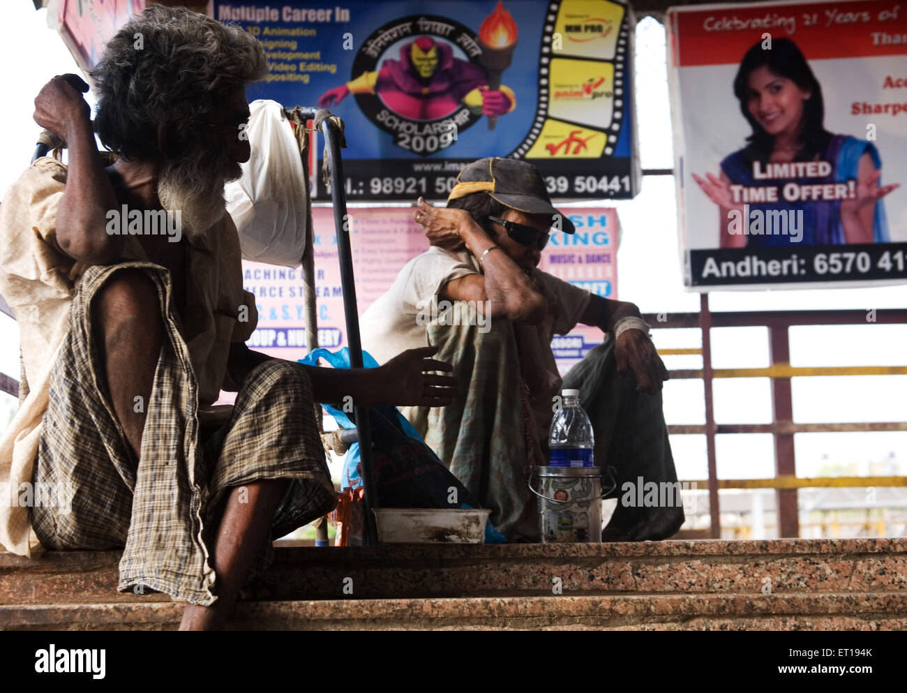 Due mendicanti seduti ; Bombay ; Mumbai ; Maharashtra ; India Foto Stock