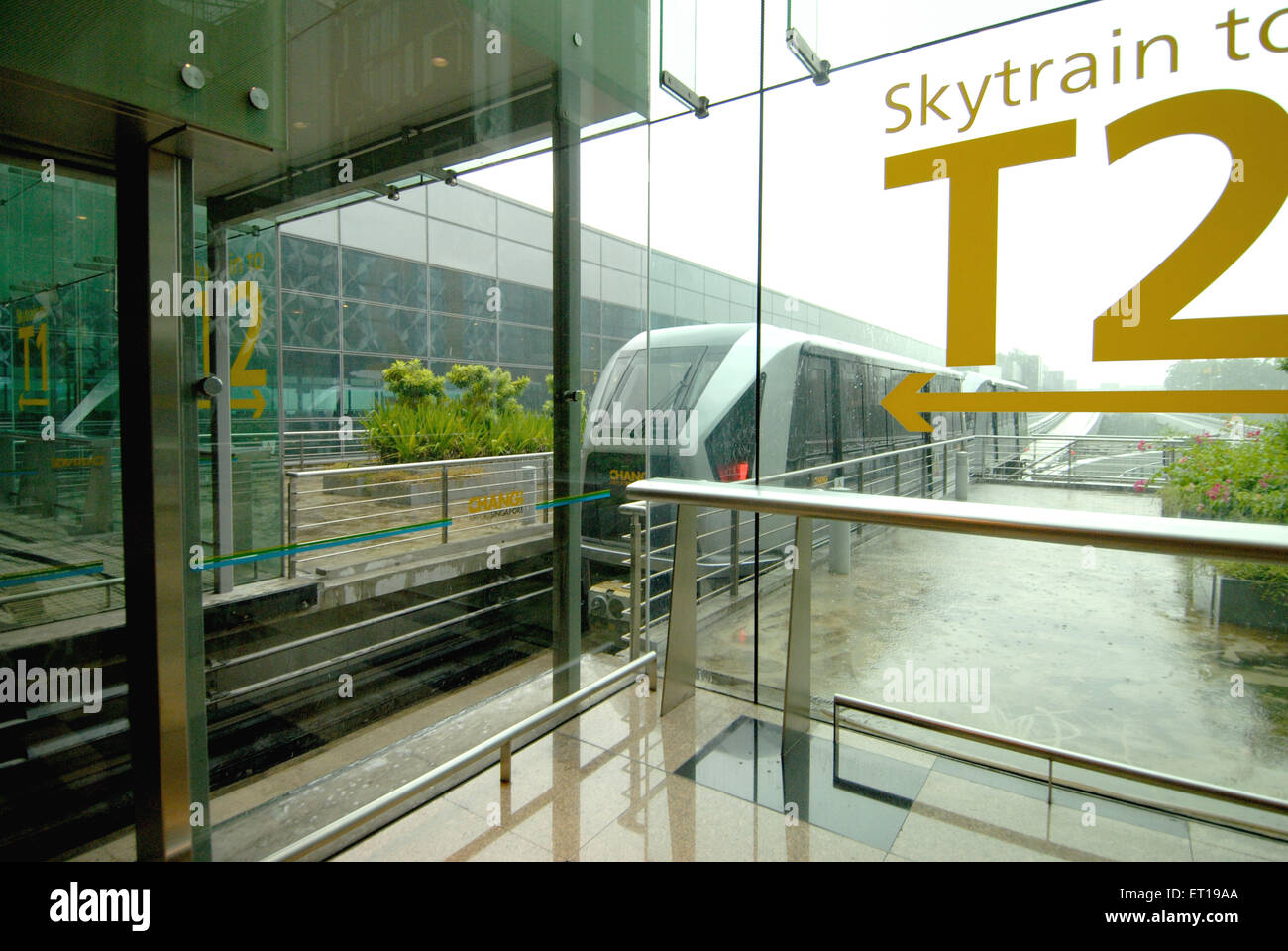 Lo Skytrain metro treno monorotaia presso l'aeroporto di Singapore ; Foto Stock