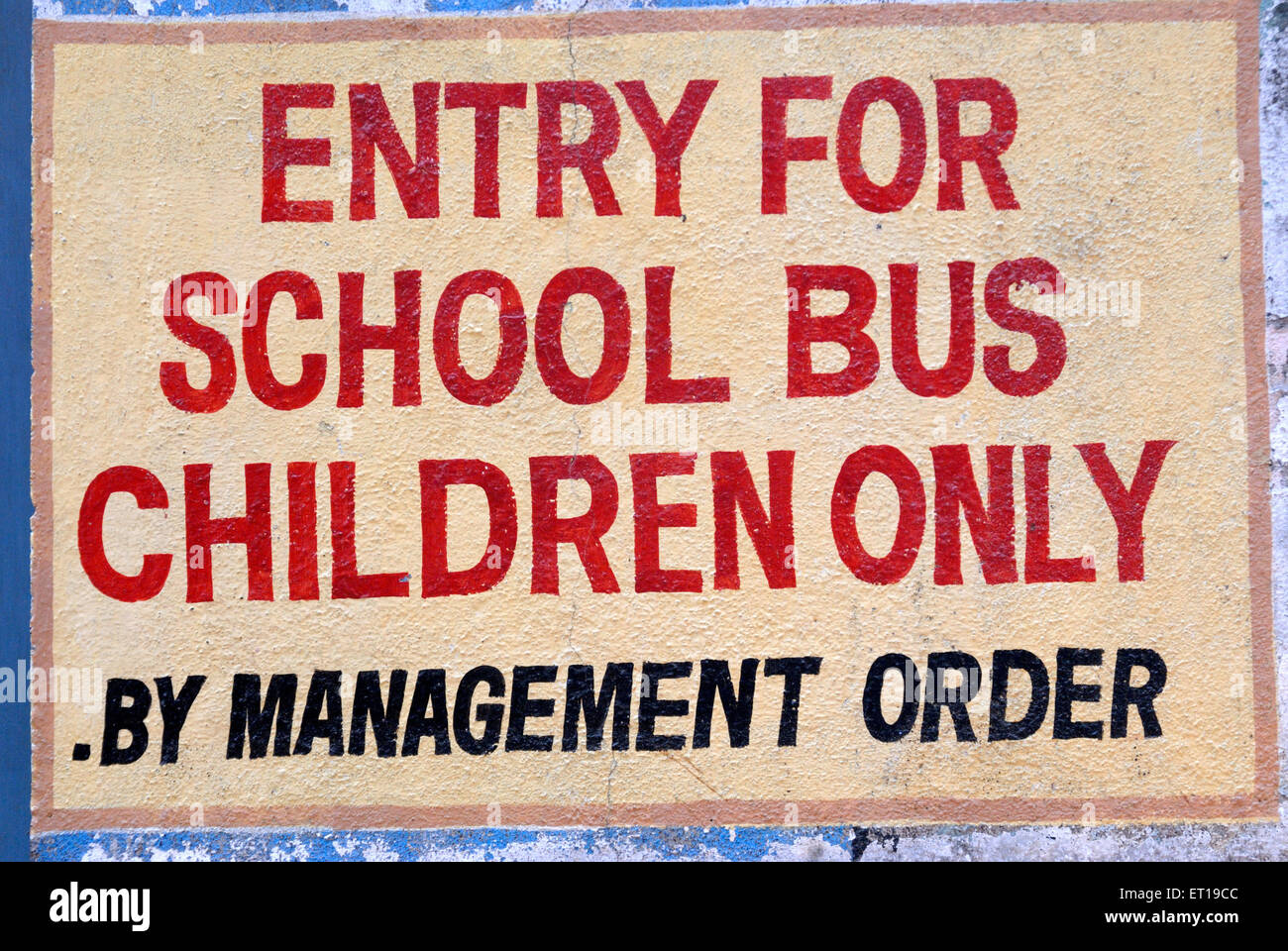 Cartello dipinto sulla parete che mostra l'entrata per il bus di scuola soltanto per i bambini Foto Stock