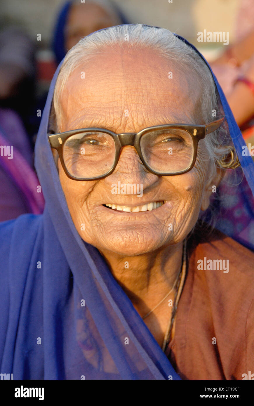 Vecchia donna in bicchieri a Amreli Gujarat India Signor#364 Foto Stock