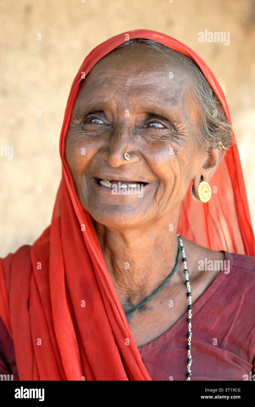 Il vecchio donna che indossa un orecchino nosering mangalsutra saree Amreli Gujarat India Signor#781O Foto Stock
