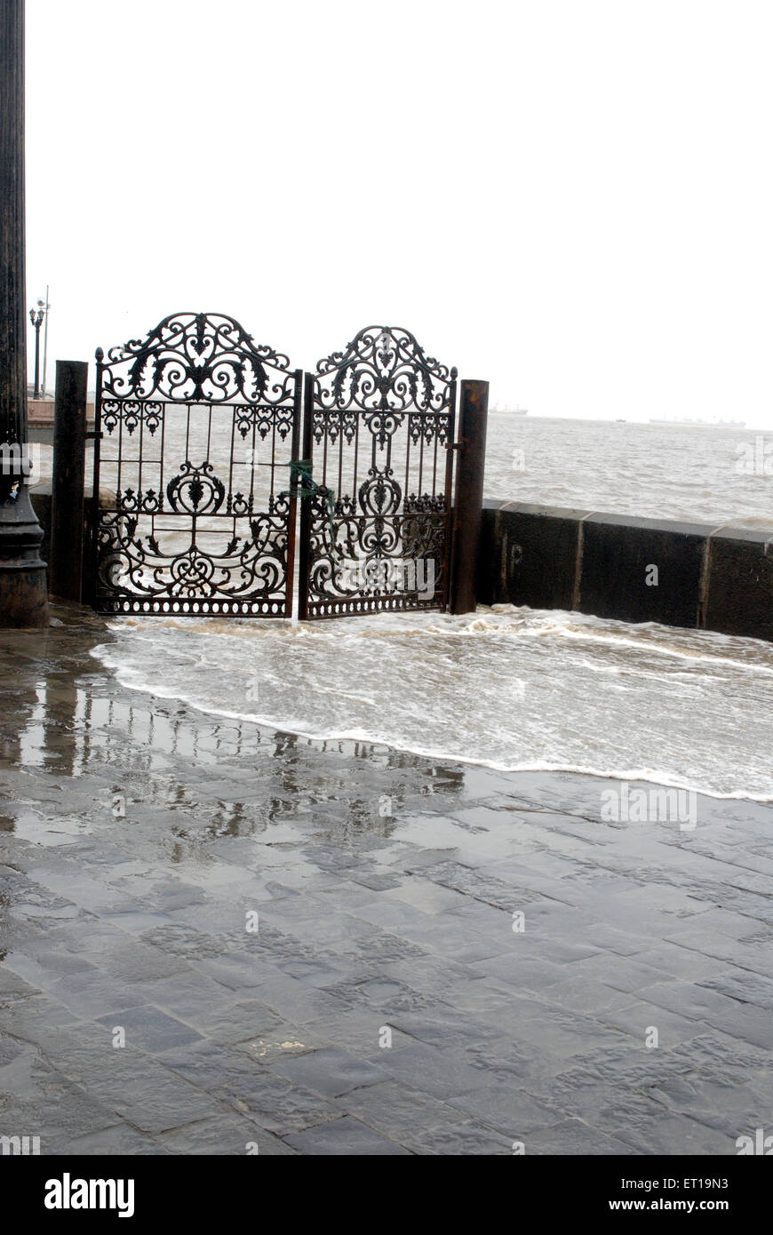 Cancello di ghisa chiuso per l'alta marea ad Apollo Bunder, Gateway of India, Bombay, Mumbai, Maharashtra, India Foto Stock