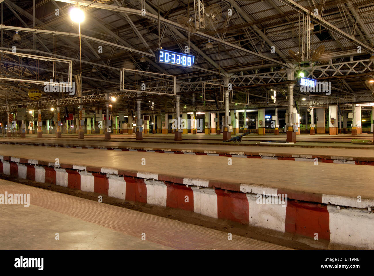 Victoria Terminus, VT ora CST, Chhatrapati Shivaji Maharaj Terminus, CST Stazione ferroviaria, piattaforma, Bombay, Mumbai, Maharashtra, India, sito dell'UNESCO Foto Stock