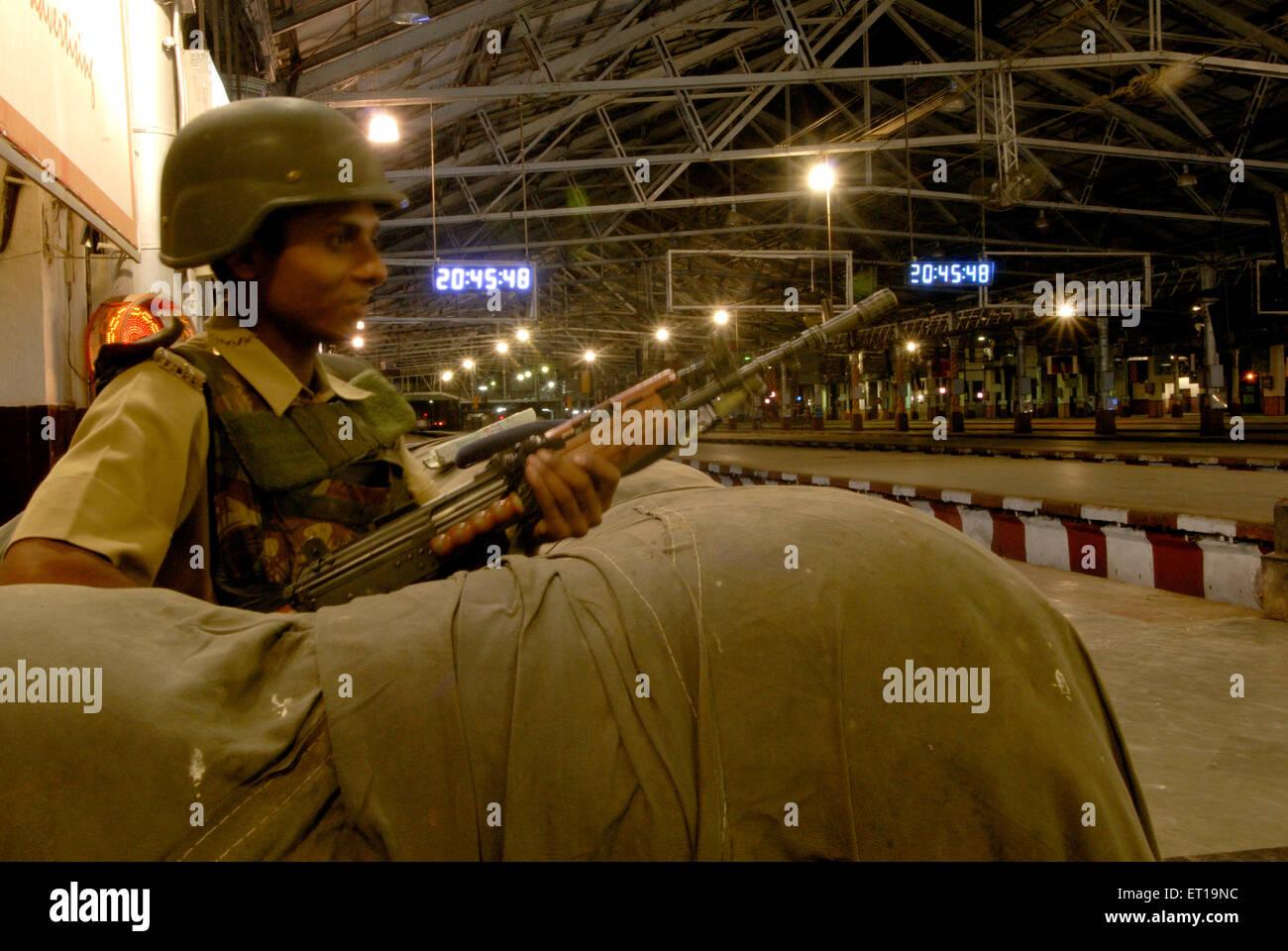 Victoria Terminus, VT ora CST, Chhatrapati Shivaji Maharaj Terminus, CST Stazione ferroviaria, piattaforma, Bombay, Mumbai, Maharashtra, India, sito dell'UNESCO Foto Stock