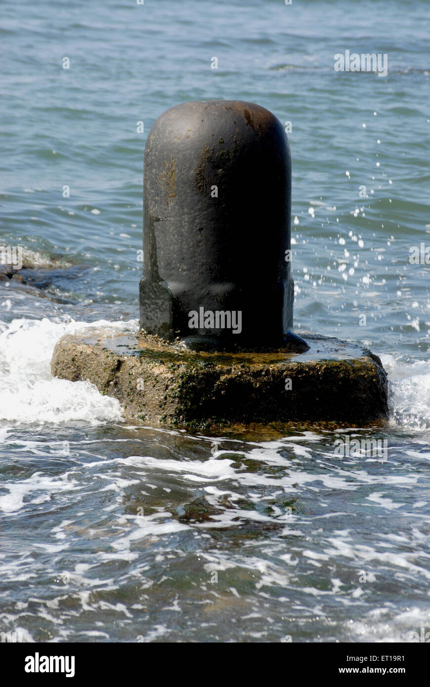 Shivling in mare, Koliyak Beach, Ban Ganga, Somnath, Amreli, Gujarat, India Foto Stock