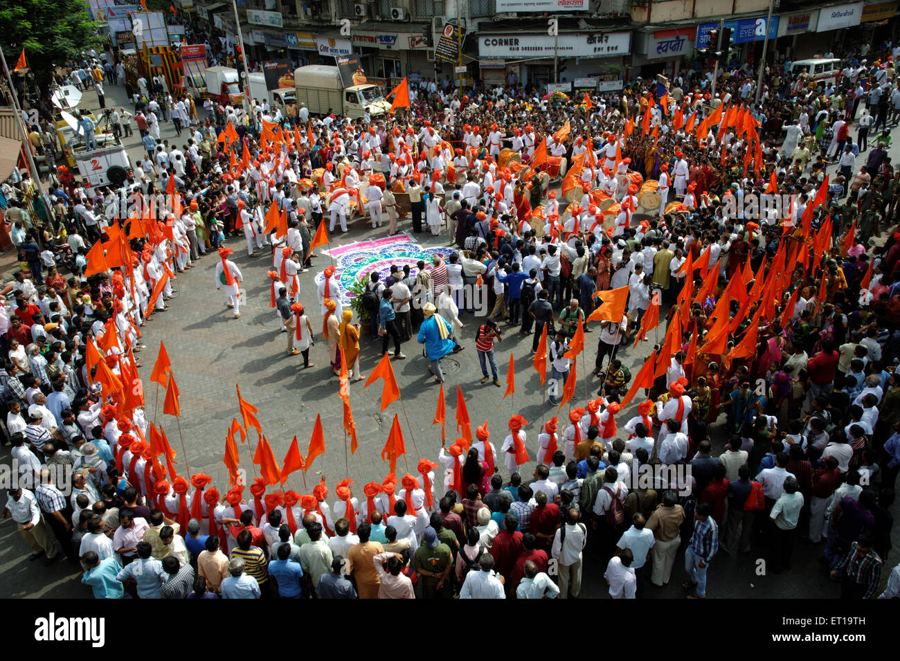 Persone in processione del Maharashtrian Gudipadwa anno nuovo Mumbai India Asia Foto Stock