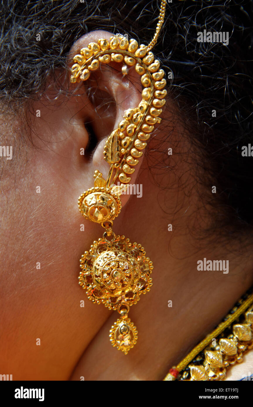 Parte del corpo vicino di orecchio con ornamento d'Oro Foto Stock