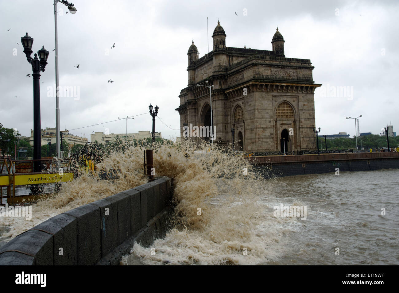 Alta Marea potenti onde che si infrangono impazzire durante il monsone al Gateway of India Mumbai Asia Foto Stock