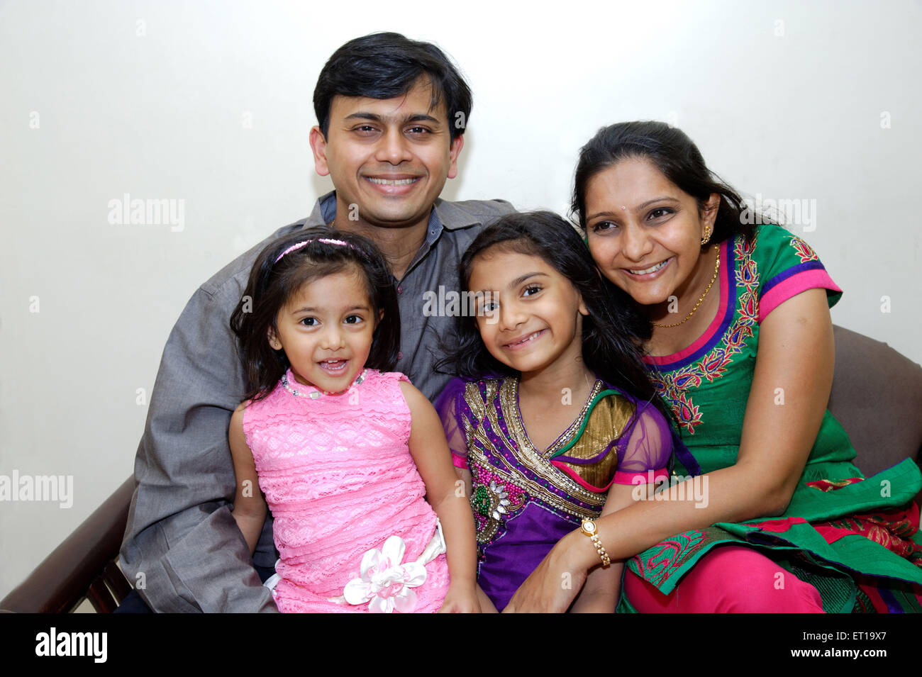 La famiglia felice i genitori con due figlia signor# 736J 736K 736L 736LA Foto Stock