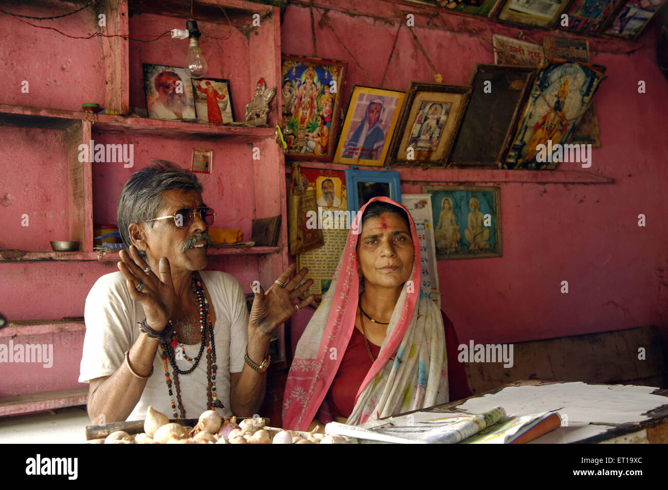 Il vecchio uomo e la moglie in esecuzione piccolo negozio a Pitman a Aurangabad Maharashtra India Foto Stock