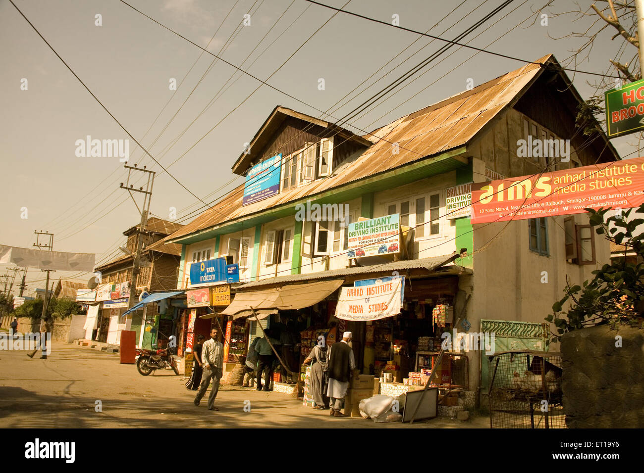 Scena di strada negozi ; Srinagar ; Jammu e Kashmir ; India Foto Stock