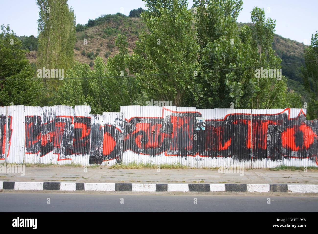Slogan scritto su tin recinto ; Srinagar ; Jammu e Kashmir ; India Foto Stock