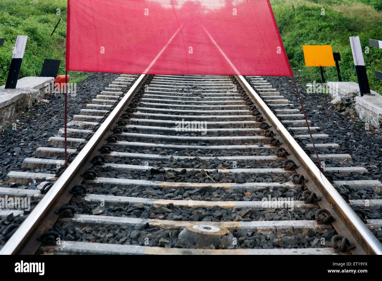 Bandiera rossa sul binario ferroviario segnale arresto del treno ; Nandur ; Marathwada ; Maharashtra ; India Foto Stock