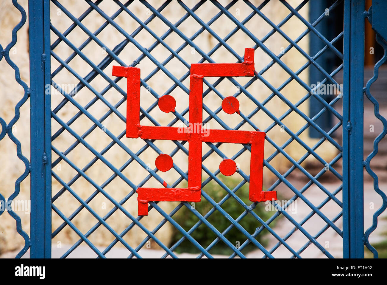 Segno di Swastik sulla porta di casa ; Nandur ; Marathwada ; Maharashtra ; India Foto Stock