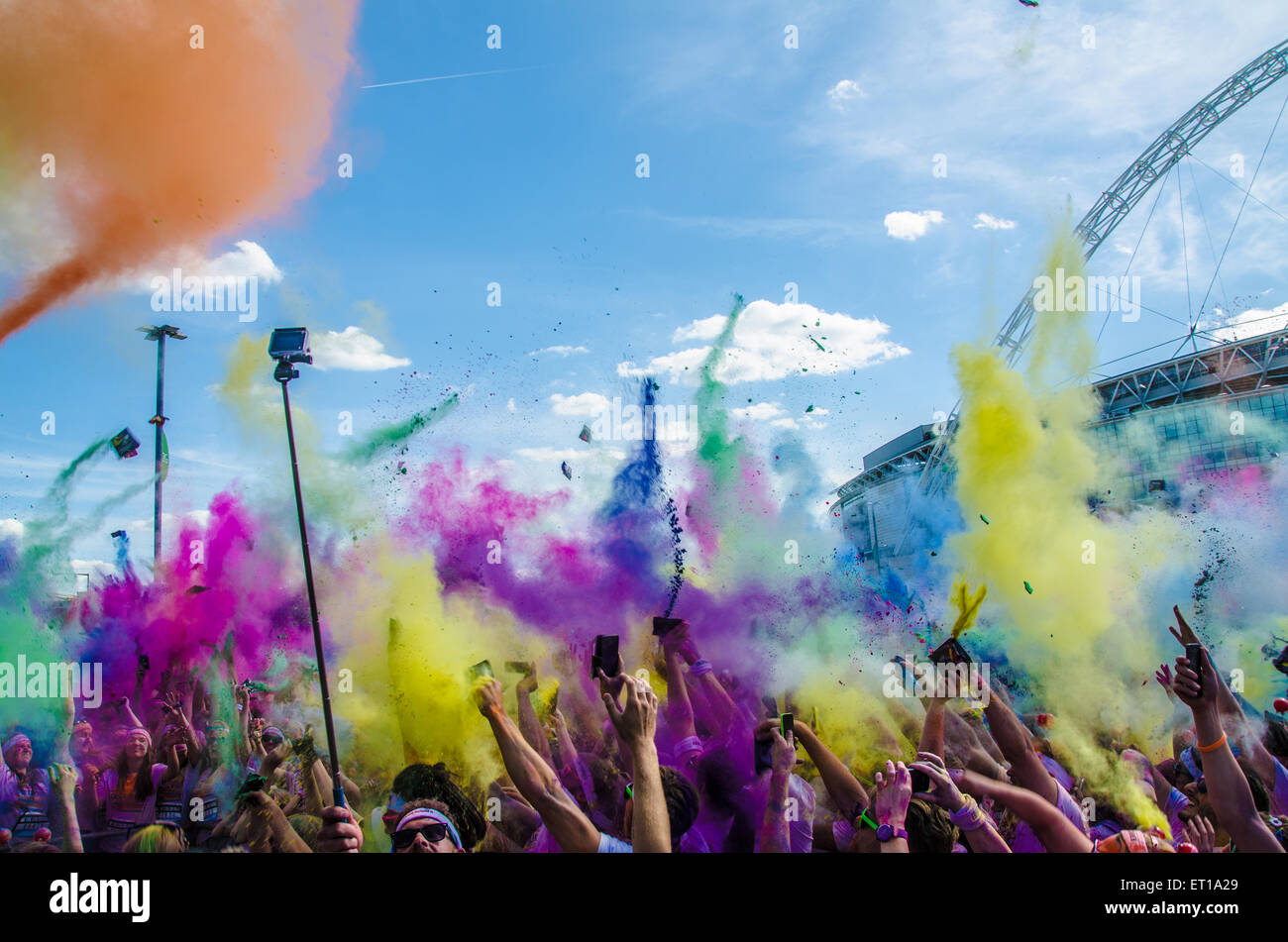 Il colore finale di esecuzione evento con esplosioni di colori. Lo stadio di Wembley a Londra. Spazio per la copia Foto Stock