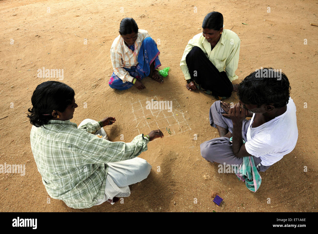 Gente rurale che gioca a bordo di gioco in sabbia, Hampi, Karnataka, India, Asia Foto Stock