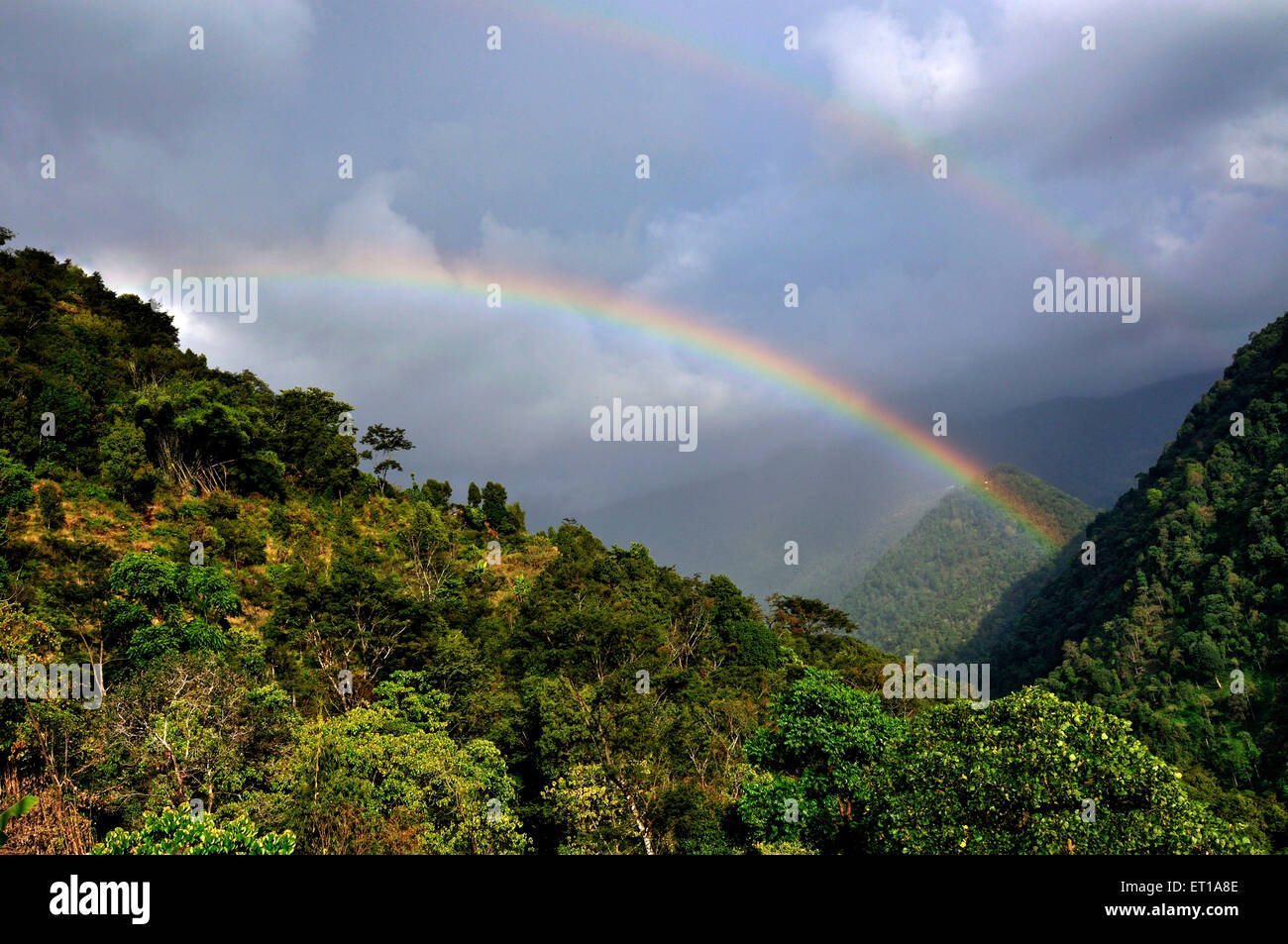 Rainbow sul cielo nuvoloso Sikkim India Asia Foto Stock