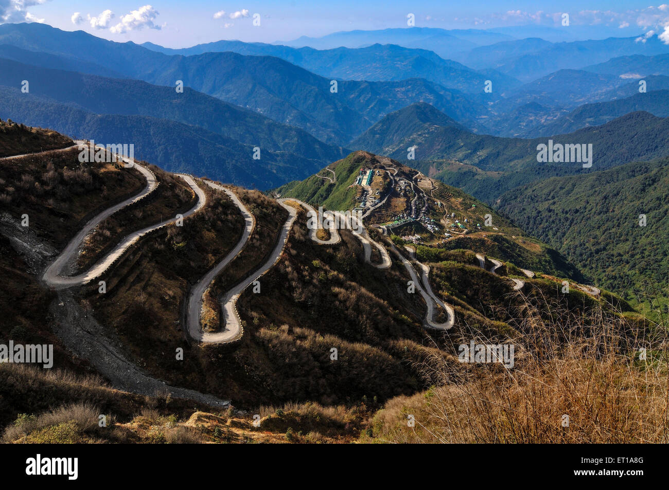 Curva di strade tra India e Cina il Sikkim India - RNM 188582 Foto Stock