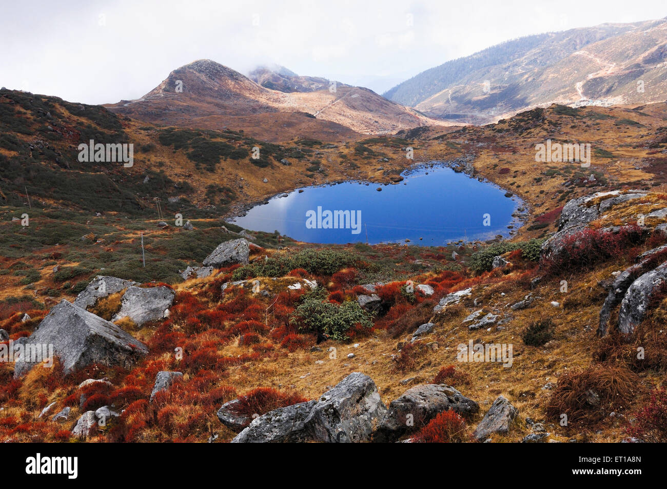 Il lago di sotto il cielo nuvoloso Sikkim India Asia Foto Stock