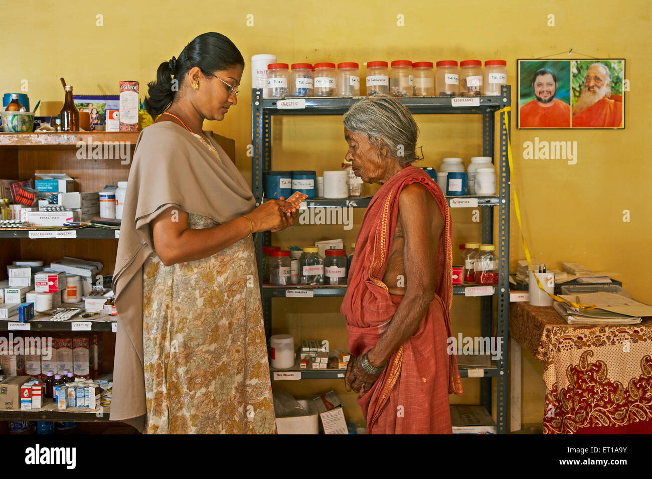 Operatore sanitario che dà la medicina, ONG, organizzazione cinese dello sviluppo rurale, CORDONE, Deuladiha, Telkoi, Kendujhar, Orissa, Odisha, India, Asia Foto Stock