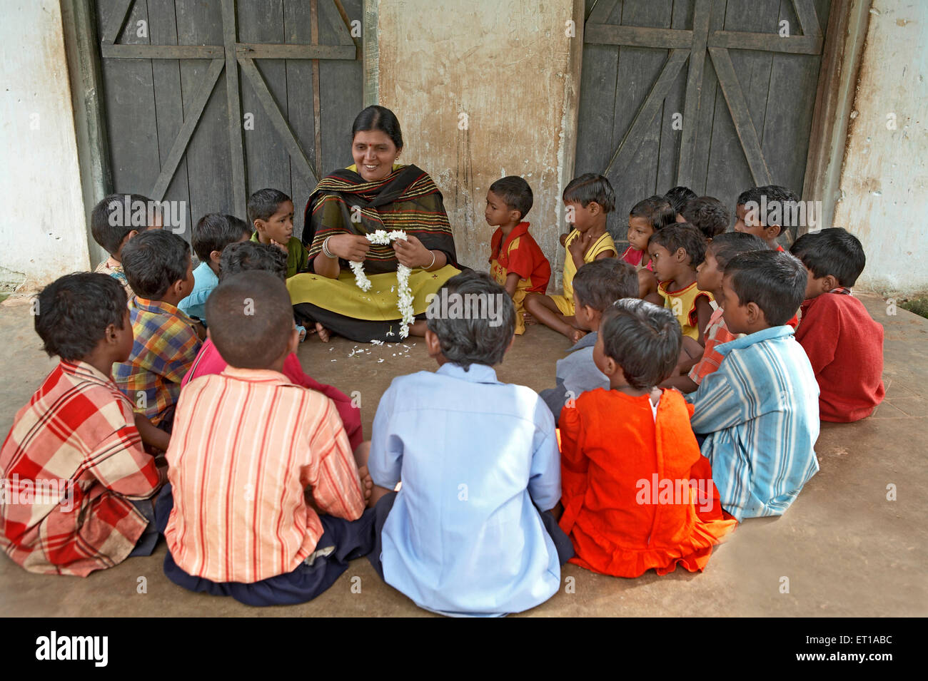 Insegnante di scuola rurale con bambini iniziativa sociale avviata da ONG Chinmaya Organizzazione di sviluppo rurale India Asia Foto Stock