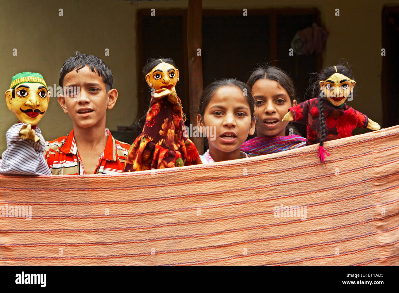 Bambini rurali guanto facendo uno spettacolo di burattini per evidenziare problemi di heath socio economica iniziativa da parte di ONG Organizzazione Chinmaya Foto Stock