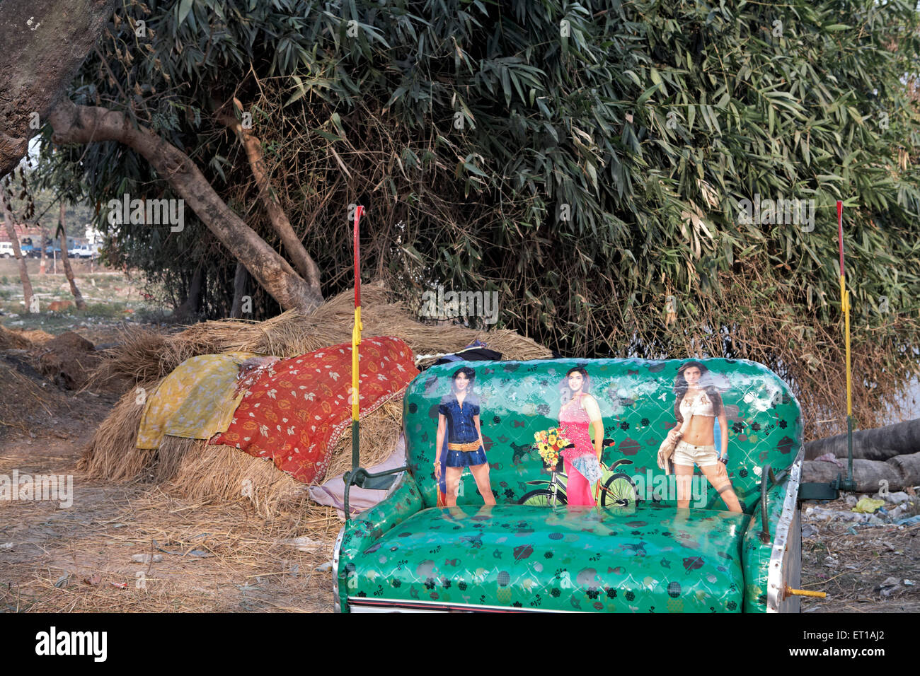 Foto di Bollywood stelle foderine di risciò ciclo di Madhubani Bihar India Asia Foto Stock